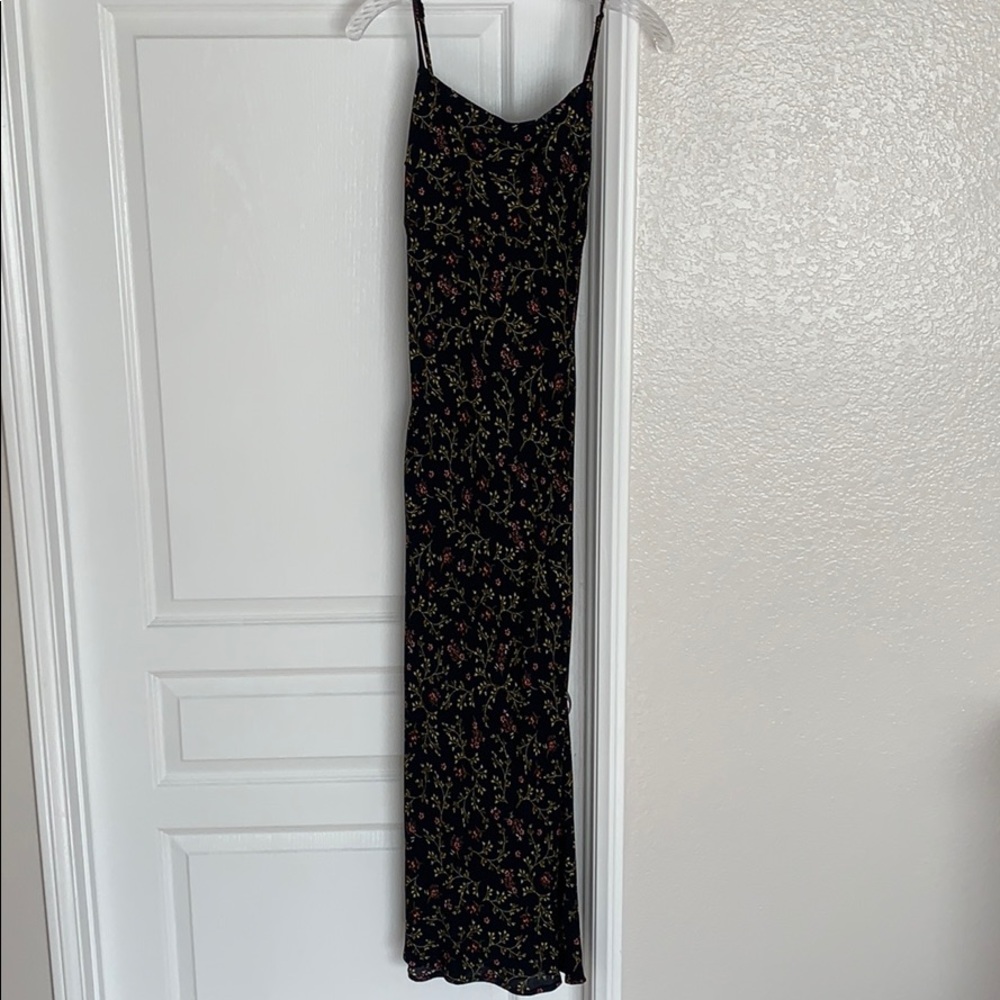 OLIVACEOUS, silhouette, floral, midi dress!